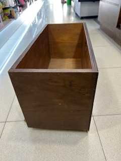 2 caixas com rodas em madeira