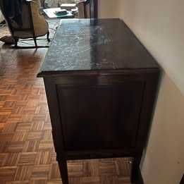 Móvel clássico em madeira maciça