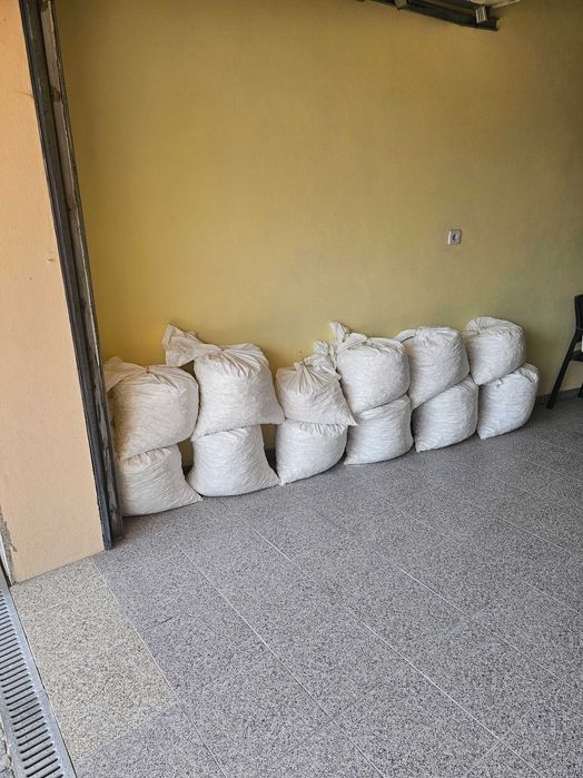 Pedras brancas para enfeitar tapetes de relva