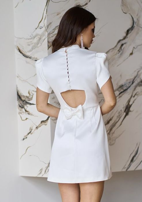 Атласна біла сукня