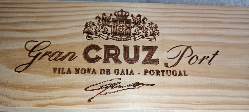 Antiga Caixa de madeira de vinho do porto timbrada assinada?