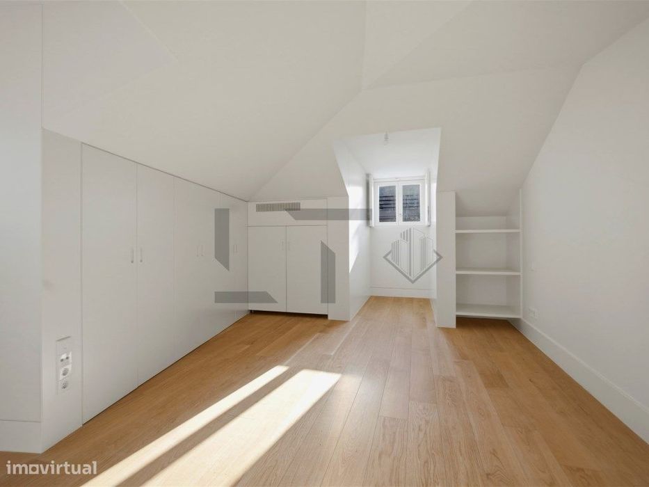 Apartamento T2 com Garagem para Venda junto à Av. da Liberdade, Lisboa