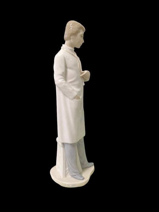 Доктор врач Фарфоровая статуэтка