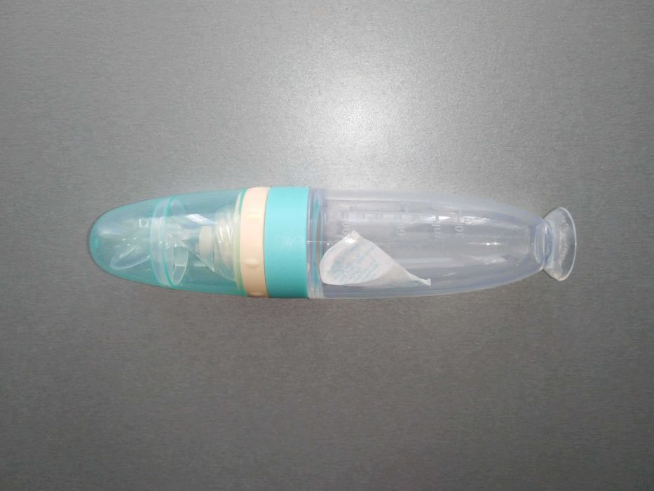 Силиконовая бутылка-ложка для кормления.