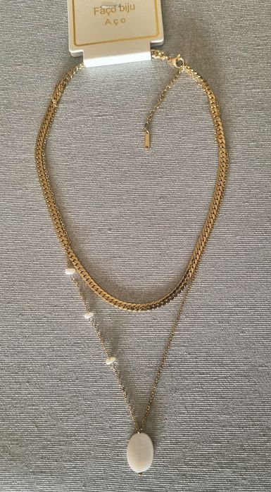 Colar duplo dourado, em aço, com pingente em madrepérola natural.
