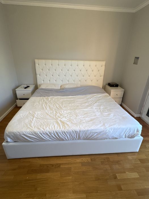 Cama. com colchao e cabeceira com botoes brilhantes