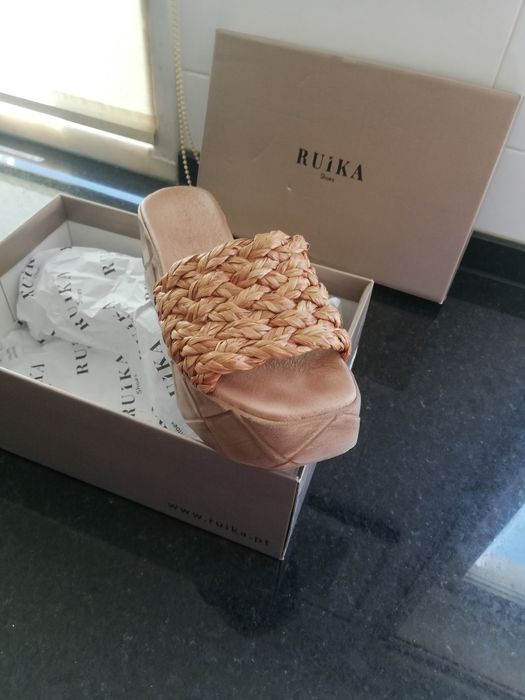 Sandálias da marca Ruika em pele