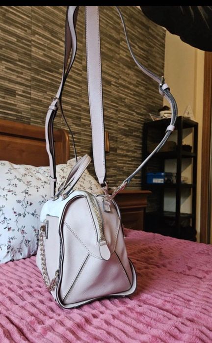 Mala beje /rosa da marca Guess