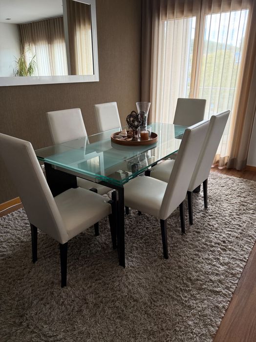 Mesa de jantar extensível ,com 6 cadeiras em pele
