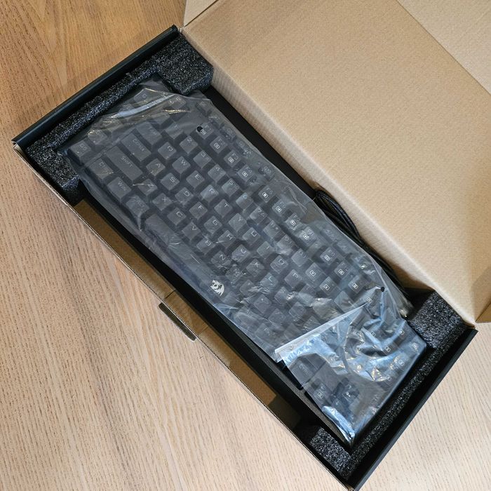 Teclado mecânico gaming wireless, retroiluminado RGB / TKL (como novo)