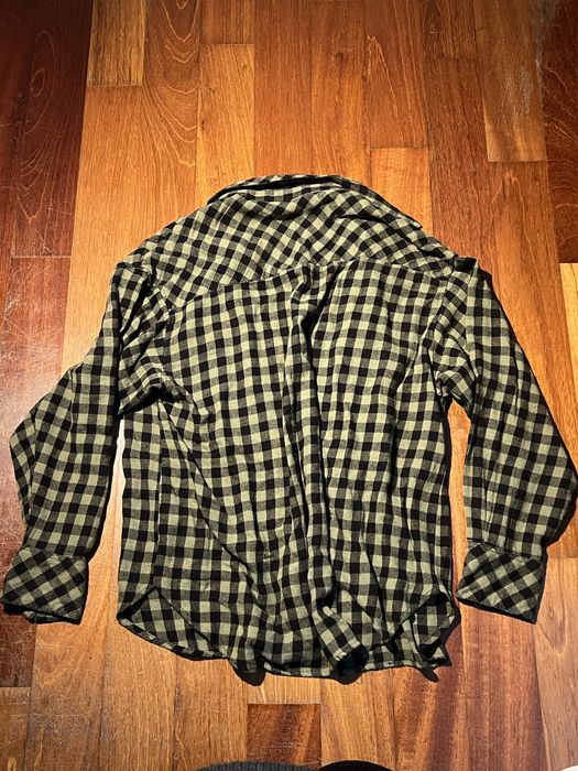 Camisa verde Stradivarius.
