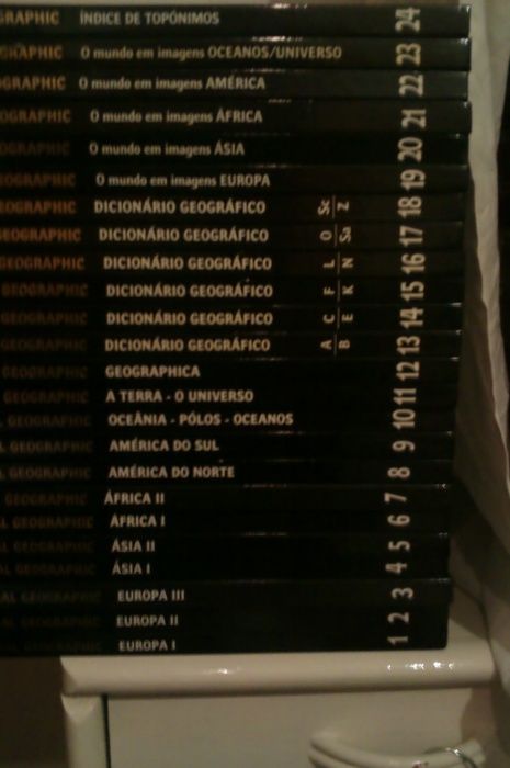 24 volumes de Livros de Atlas Nacional Geographic, 2005.