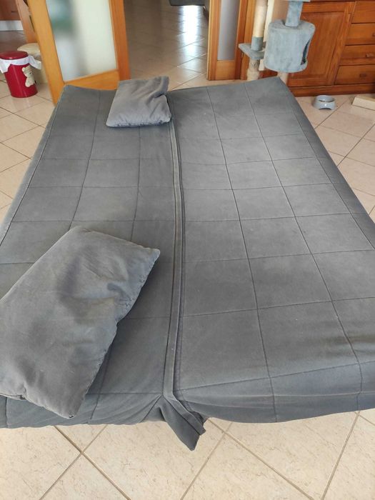 Sofá-Cama Clic-Clac Cinzento + 2 Almofadas | Casal | Excelente Estado