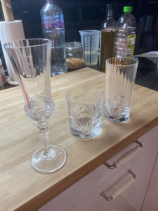 Conjunto de copos e jarros