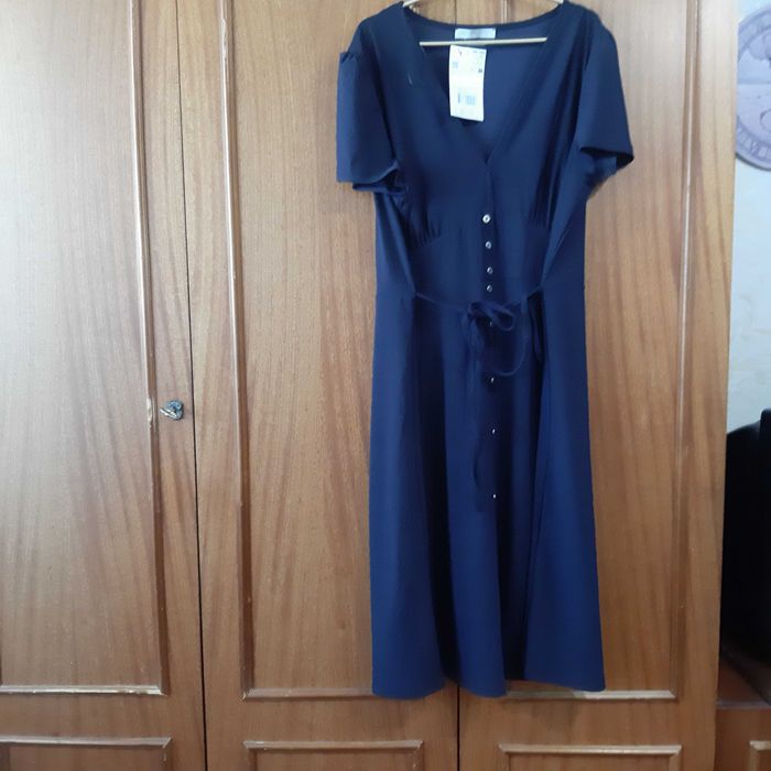 Продам нарядное платье темно-синего цвета с натуральной ткани.