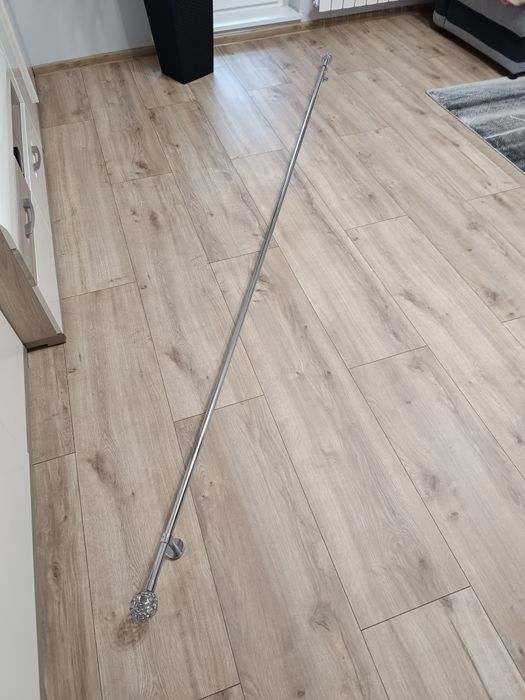 Karnisz ścienny srebrny