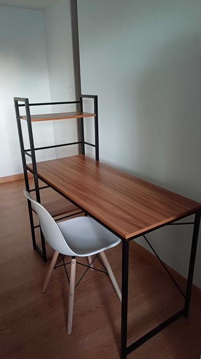 Secretária com Estante Incorporada — Como Nova