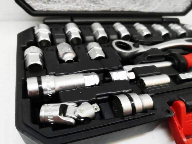 Zestaw kluczy nasadowych w walizce, 28 części