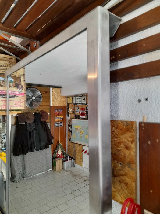 Espelho d 2 mt  altura usado moldura  aço cromado de vestiário de loja