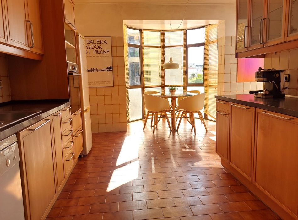 Spacious and bright 2-bedroom apartment with 3 balconies, 5 minutes from the beach