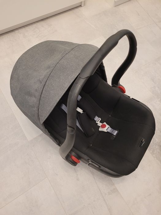 Nosidełko z możliwością wpięcia do wózka