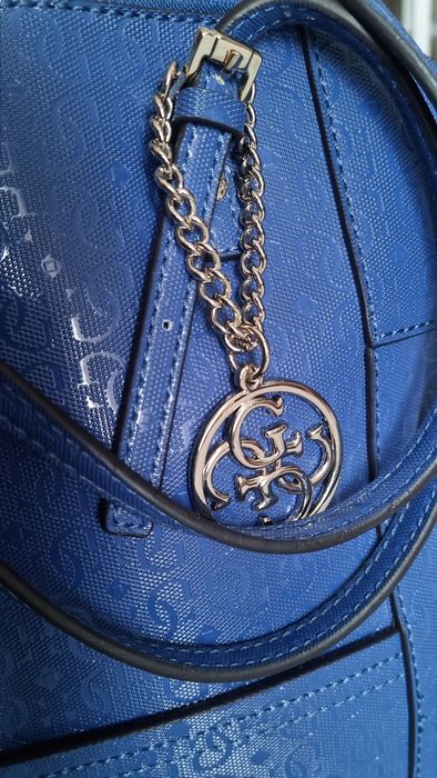 Piękna elegancka niebieska torebka GUESS