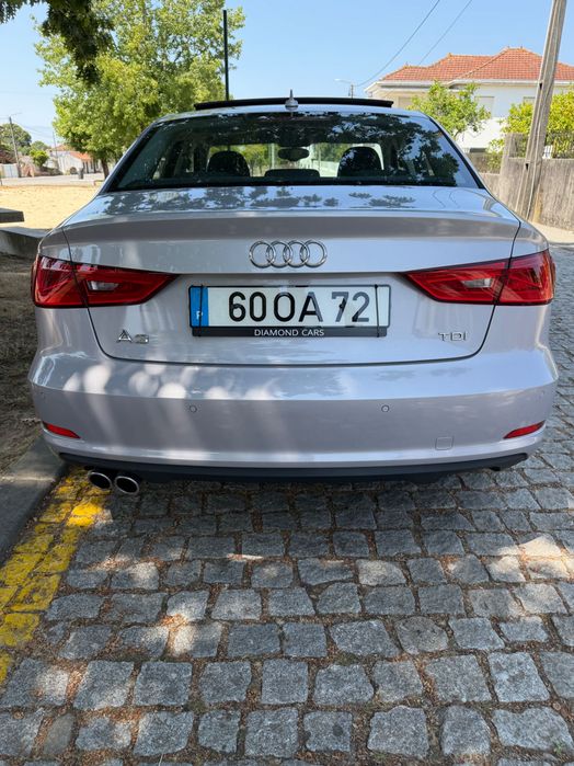 Um automovel audi