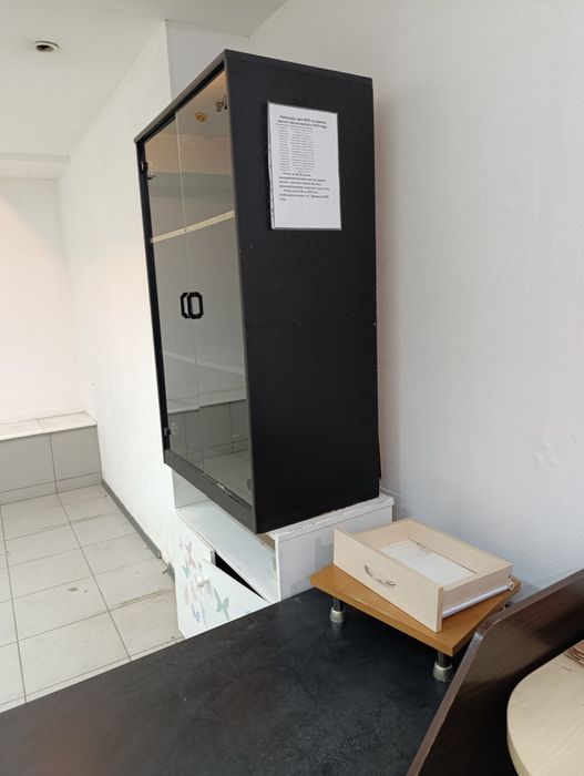 Витрины, столы,тумбы б/у