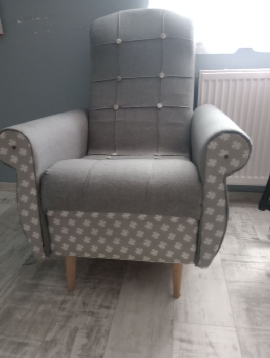 Duży fotel uszak szary kwiaty drewniane nogi