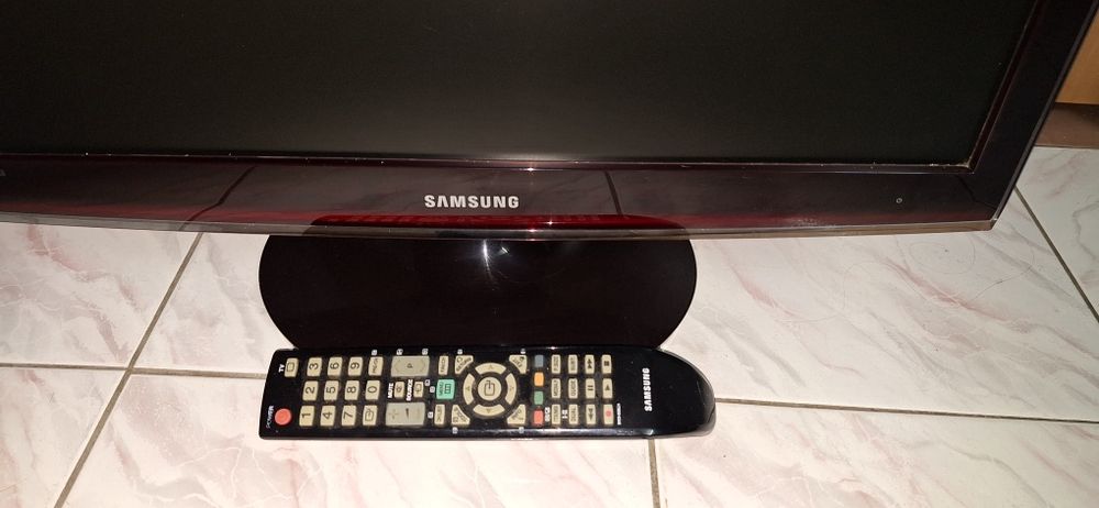 Tv Monitor Samsung T240 z podstawą i pilotem.