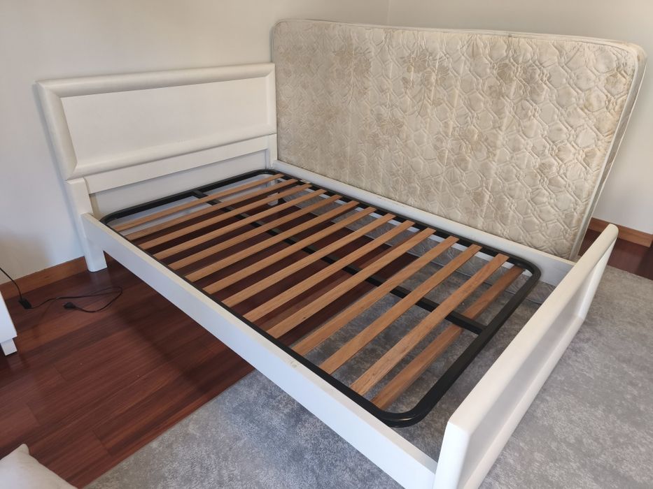 Cama em Pinho, branca, 205x132, com estrado e colchão de molas.