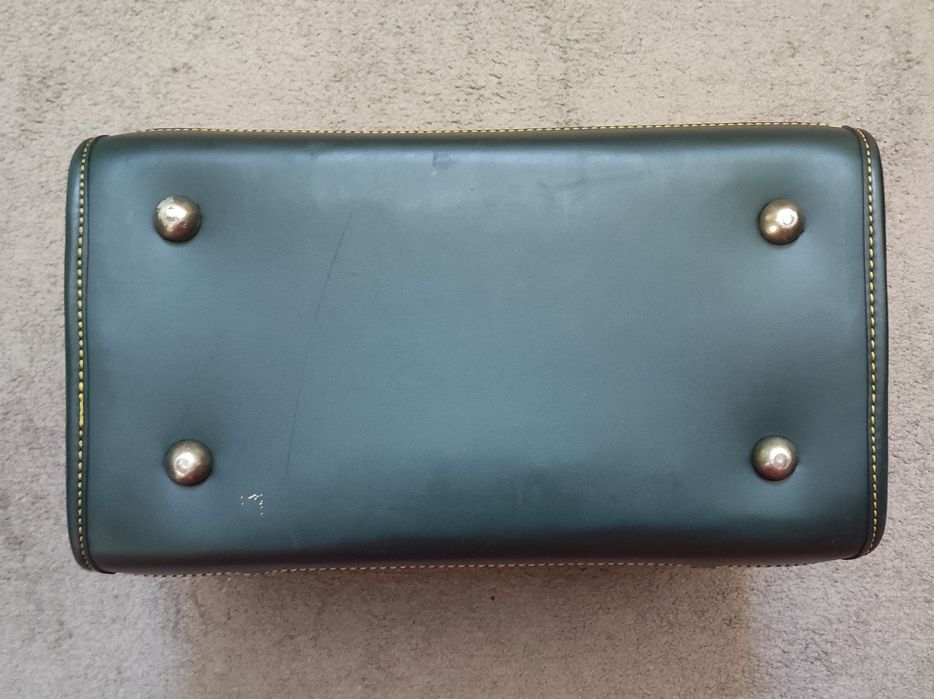 Maleta em pele em bom estado