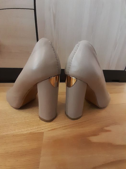 Шкіряні туфлі бренду Maria Moro