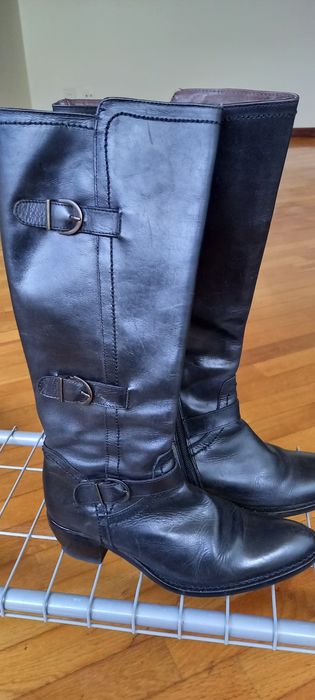 Botas pretas todas em pele