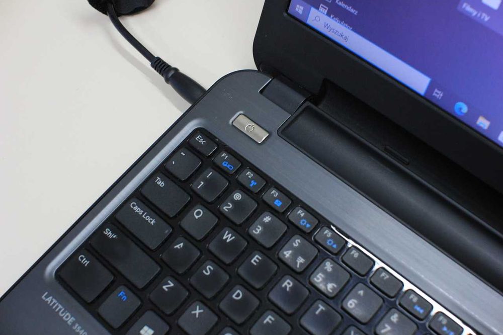 Laptop Dell z Ekranem 15,6" i5/8/HD Gwarancja 12 miesięcy