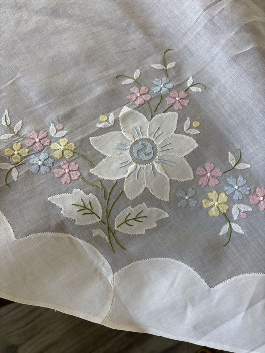 Toalha de mesa linho e organdi , decorado com um delicado bordado floral à mão com 6 guardanapos