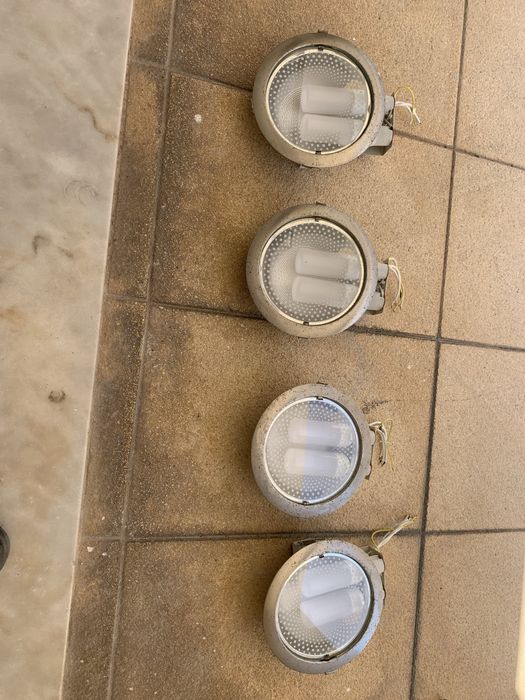 Focos de encastrar em teto falso.