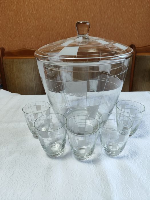 Цукорниця,чашки, столові прибори,вази