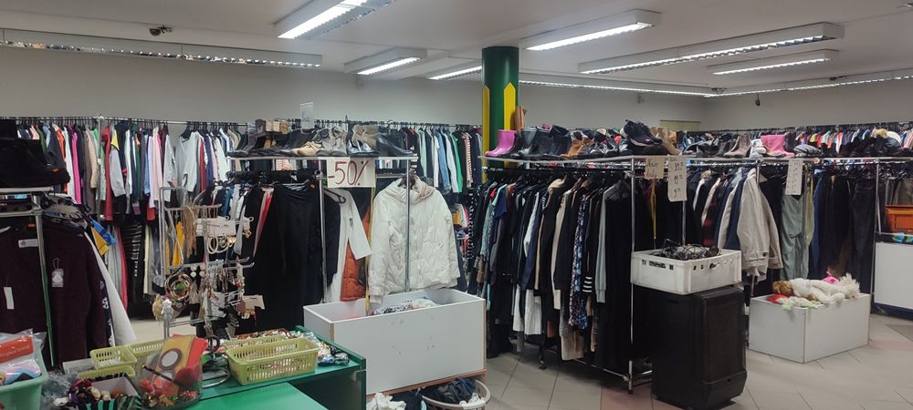 Sprzedam wyposażenie  po sklepie z odzieżą używaną wraz z odzieżą.