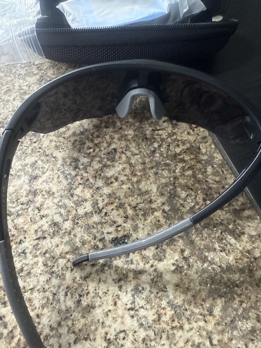 Conjunto variado (touca, oculos desportivos e peruca)