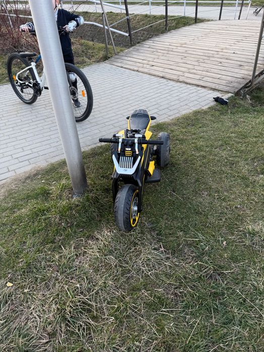 Motorek na akumulator dla dziecka / Elektryczny trójkołowiec (Stan idealny!)