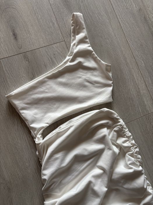 Biała sukienka na jedno ramię z wycięciem na brzuchu