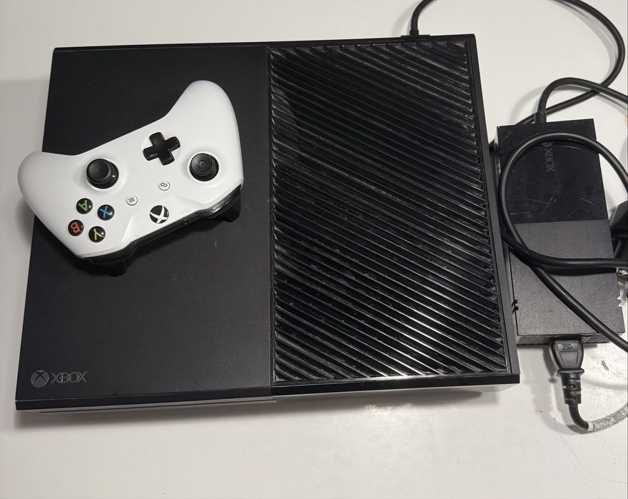Xbox ONE model 1540 z padem