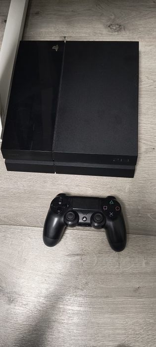 Konsola ps4 FAT z padem