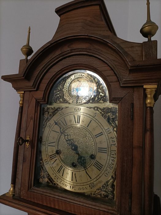 Relógio antigo de pé