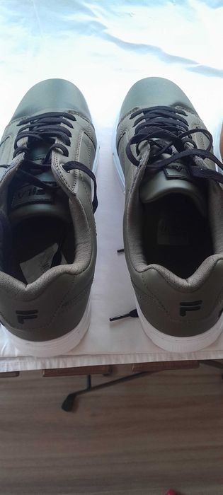 Vendo 2 pares de sapatilhas de homem, como novas.