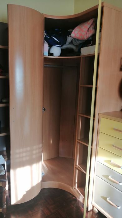 Roupeiro de canto para quarto de criança em madeira de pinho