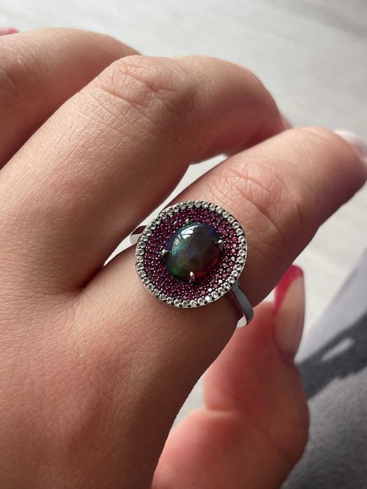Кольцо S 925 пробы с черным опалом 9x7 мм, рубином топазом. Р18.75