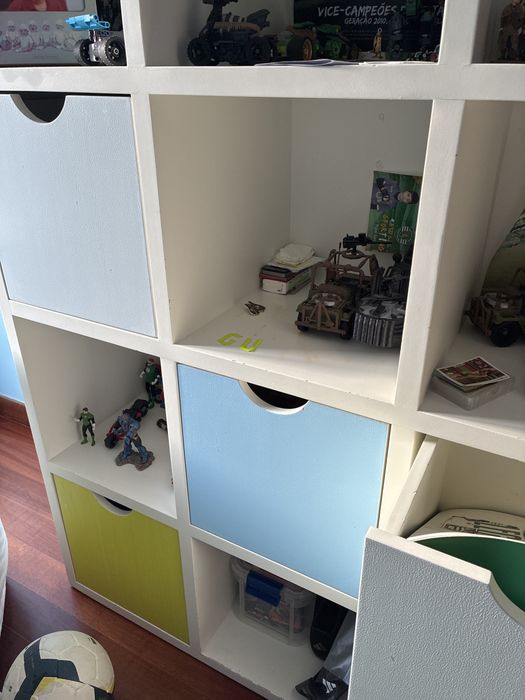 Movel em madeira maciça 1,60x1,60x0,43 m. Fundo branco com gavetas