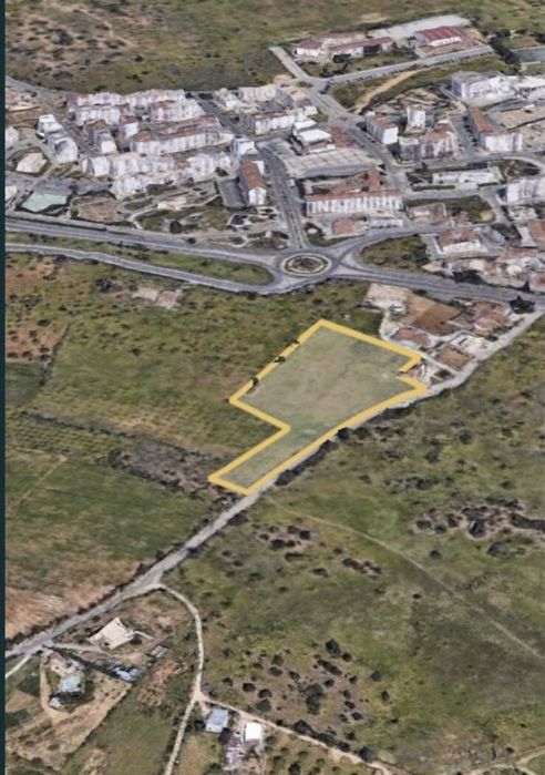 Arrenda-se terreno de 17000 m2 em Lagoa no Algarve